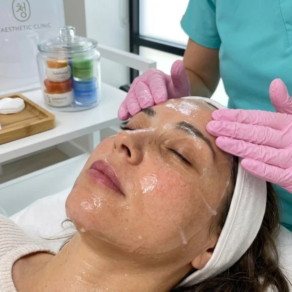Mujer chilena aplicándose skincare coreano K-Beauty como parte de un tratamiento facial con respaldo médico en clínica de Providencia - Imagen 2